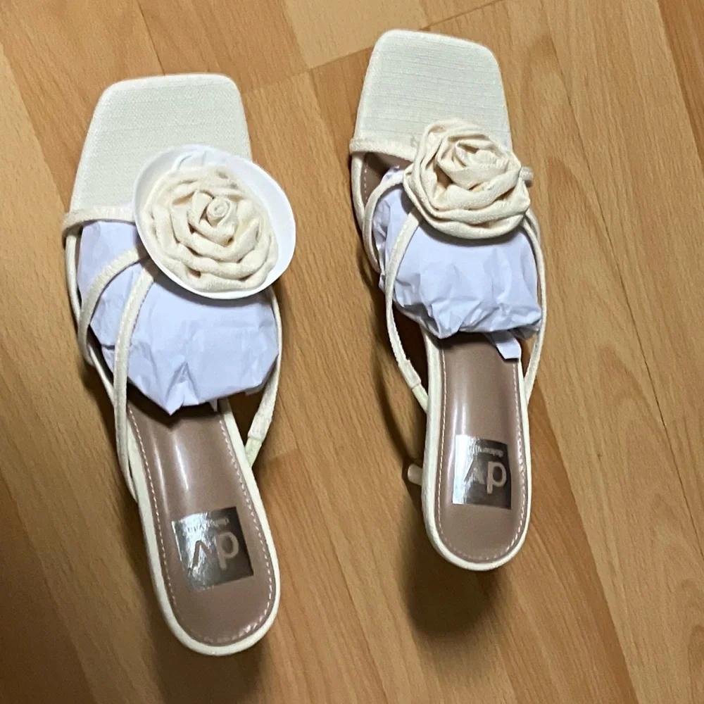 Dolce Vita Cream (Yellow Tint) Rosette Heeled Slip On Sandals - Size 8.5